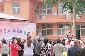 老师为即将毕业的学生深情演唱视频封面