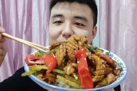 天热没胃口，晚饭做个“爆炒鱿鱼”猛火快炒，一碗米饭又不够了视频封面