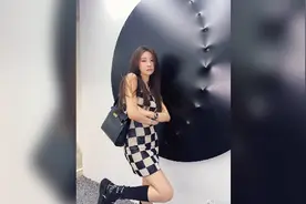 这样穿黑丝袜好好看。