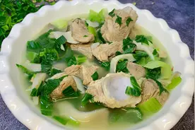 青菜骨头汤这样炖，搭配一点蘑菇，味道鲜美，非常适合老人孩子喝视频封面