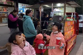 佳佳带两个女儿第一次吃臭豆腐，想不到两个女儿都吃吐了！视频封面