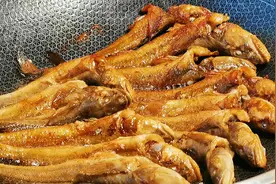 煎小咸鱼记住2点，煎好的鱼一点不干不硬，肉嫩翅酥，值得收藏视频封面