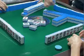红中百变，三个女人一条街！四个女人呢？金毛美女果然是高手。视频封面