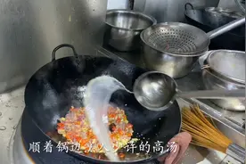 客人点一道菜连续退三次，大厨拿着勺子出去理论，客人说我来教你视频封面