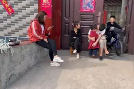 静静去看闺蜜家刚出生孩子，一进门先给红包，黑哥夸孩子长的好看视频封面