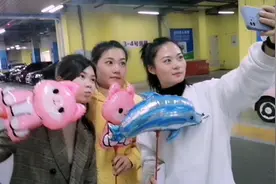 枫枫团队共进晚餐，饭后才知道美女喜欢买零食，还喜欢玩自拍视频封面