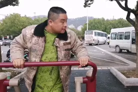 单身汉昨晚梦到女朋女，睡醒房间就自己，到广场玩下就去吃斋饭视频封面