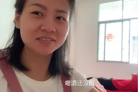 新婚第二天，老公喝多了躺床上不动，蕊蕊早起收拾混乱的房间视频封面