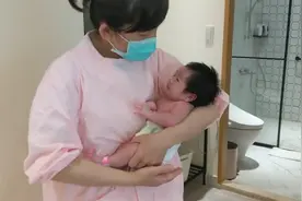 专业护士示范如何安抚小婴儿，哭闹的宝宝一到她怀里马上静音！视频封面