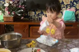看见爸比吃饭，赶紧拿纸让檫嘴巴视频封面