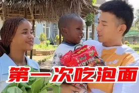 小宝贝懂事得让人心疼，吃到泡面的那一刻，开心的手足无措视频封面