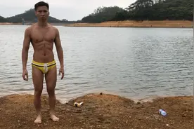 肌肉小伙，户外游泳视频封面