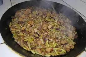河南大锅菜，一锅70斤肉加白菜80斤，在北方终于吃饱了，南方来看视频封面