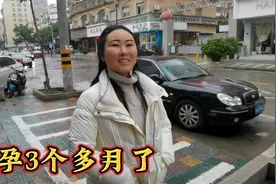 媳妇怀孕3个多月了，这肚子一点也不显，早餐吃了30个煎包视频封面