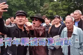 几个帅哥美女在拍抖音搞笑！视频封面