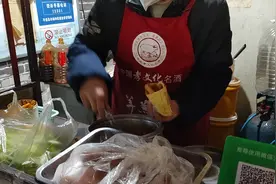 平遥小吃街的烤冷面真是嘎嘎好吃，连着吃了两天了视频封面