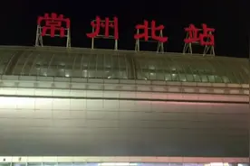 实拍冬日里夜幕下的京沪高铁常州北站。