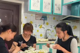家里韭菜多到成噩梦？新红拌满满一盆馅，仨人桌上碰运气找虾吃！视频封面