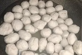 广东宝妈自己在家做猪肉丸，真材实料，撑握这一点，就不会翻车了视频封面