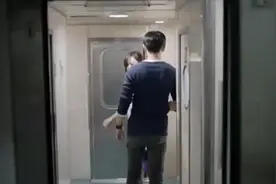 妻子当着丈夫的面，给带绿帽子。视频封面