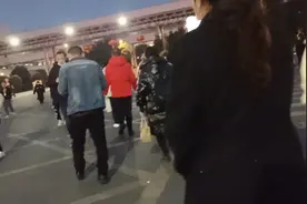 现在成都富士康的工人比打仗的都多，就是天气太冷，视频封面