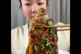 鲫鱼小刺很多，大家吃鱼一定要慢点哦。视频封面