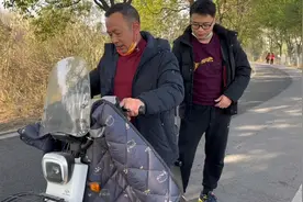 无所不能的大伯居然不会骑电动车，今天教了他一个小时，画面暖心视频封面