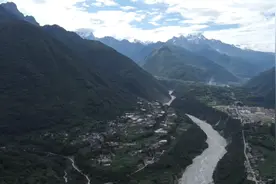 贡嘎山下的小小镇_磨西古镇视频封面