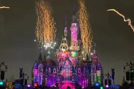 上海迪士尼平安夜灯光烟花秀，来一睹童话般的夜景！视频封面