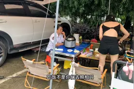 为了去拍照，露营的奔驰妹妹们刻意打扮了一下，穿着清凉，很动人视频封面
