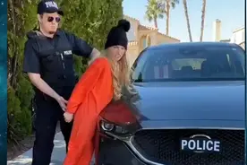 国外美女为了躲避处罚，直接用假人代替自己，只可惜还是被发现了视频封面