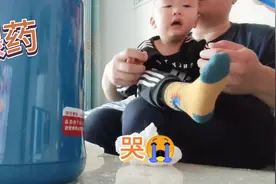 果宝儿生病了～喂药神器登场～一捏一挤～越长大越不好“骗”了呀视频封面
