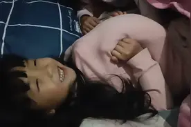 小孩子的快乐很简单，模仿她妈妈怀孕的样子，太可爱了视频封面