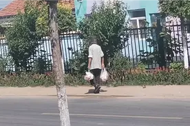 大爷的穿搭给我整蒙了，我们东北到底是热是不热呢？视频封面