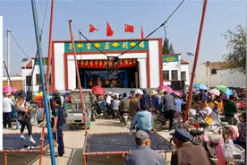 河北张家口农村唱大戏，戏院里看戏的人真多，热闹的很视频封面