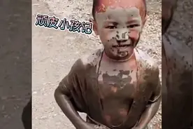 顽皮孩子在稻田地里玩烂泥 浑身乌漆麻黑😂视频封面