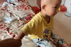 开裆裤男孩 。1周岁了教啥啥不说，自己瞎突突的可开心了。视频封面