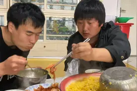 这几天大鱼大肉吃腻了！大铁锅煮玉米粘碴子，4个人吃一大盆