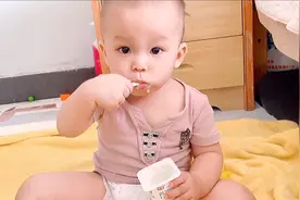1岁宝宝第一次喝酸奶，简直不要太美味了，真好吃视频封面
