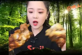 美女大口吃肉啃骨头！看馋了！视频封面