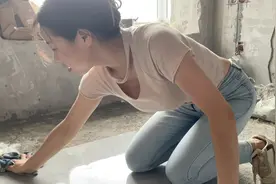 住新房不易啊！小倩花了一个小时，终于把瓷砖上的沙子清理干净。视频封面