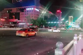 烟台南大街最繁华的十字路口，今晚怎么了？视频封面