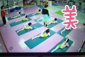 舞蹈课单独被老师调教，侧翻怎么教都不会，妈妈急的：这大笨。视频封面
