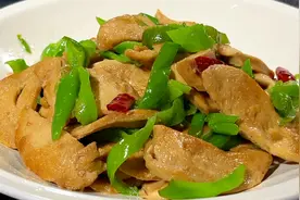 1根素鸡搭配2个青椒，上锅简单一炒，出锅干香入味，好吃又下饭视频封面