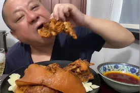 老哥今天搞了3斤多猪头肉，配上香菜绿化带，老哥吃的满嘴冒油视频封面
