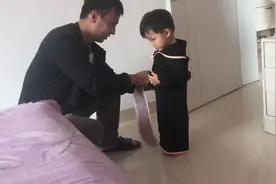 疫情封闭在家，爸爸给孩子穿我的衣服，玩起了变装，高兴的父女俩视频封面