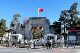 1月15号中午，清华大学门口很多人拍照视频封面