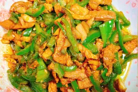晚上做青椒炒肉丝，配腊肠炖白菜，21分钟做好一顿饭，太宠媳妇了视频封面
