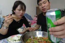 450一天的焊工伙食，早上包子,中午面条，晚上媳妇给炒一大盆硬菜视频封面
