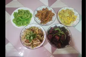 孩子正在长身体 放学着急吃饭，两荤三素 营养搭配 每天不重样。视频封面